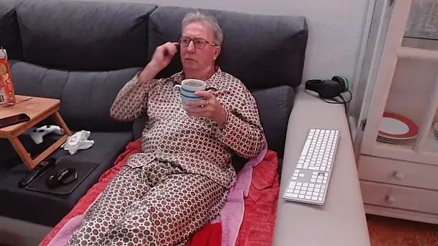 Snapshot of Nudelschwanz chatting on February 7, 2025, 9:37 pm Nudelschwanz online show from February 7, 2025, 9:37 pm