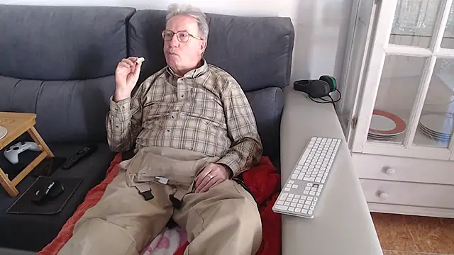 Snapshot of Nudelschwanz chatting on February 8, 2025, 11:55 am Nudelschwanz online show from February 8, 2025, 11:55 am