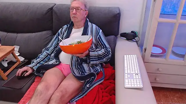 Snapshot of Nudelschwanz chatting on February 8, 2025, 6:01 pm Nudelschwanz online show from February 8, 2025, 6:01 pm