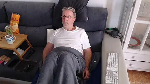 Snapshot of Nudelschwanz chatting on March 9, 2025, 3:49 pm Nudelschwanz online show from March 9, 2025, 3:49 pm