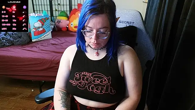 Snapshot of KiraSpitQueen chatting on December 25, 2024, 10:16 pm KiraSpitQueen online show from December 25, 2024, 10:16 pm