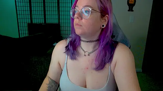 Snapshot of KiraSpitQueen chatting on November 20, 2025, 6:07 pm KiraSpitQueen online show from November 20, 2025, 6:07 pm