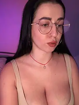 Emylia online show from November 7, 2025, 3:01 pm