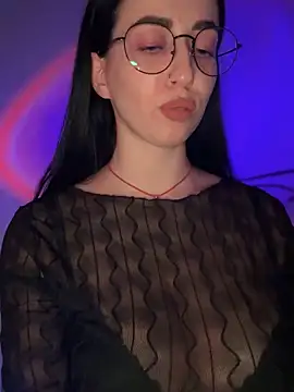 Emylia online show from December 1, 2025, 9:42 pm