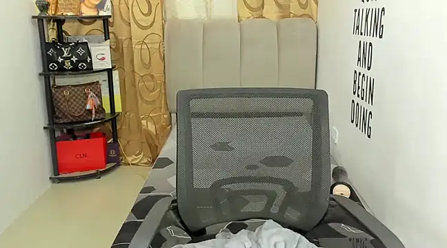 Trixie Mattel21 online show from December 18, 2024, 5:26 am