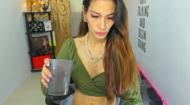 Trixie Mattel21 online show from December 20, 2024, 1:58 am