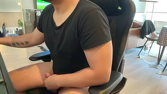 HungandThickLatin online show from February 15, 2025, 5:50 pm