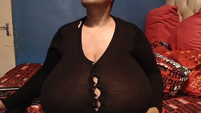 Snapshot of CUTEFIRMMELONSS chatting on October 24, 2025, 5:42 pm CUTEFIRMMELONSS online show from October 24, 2025, 5:42 pm