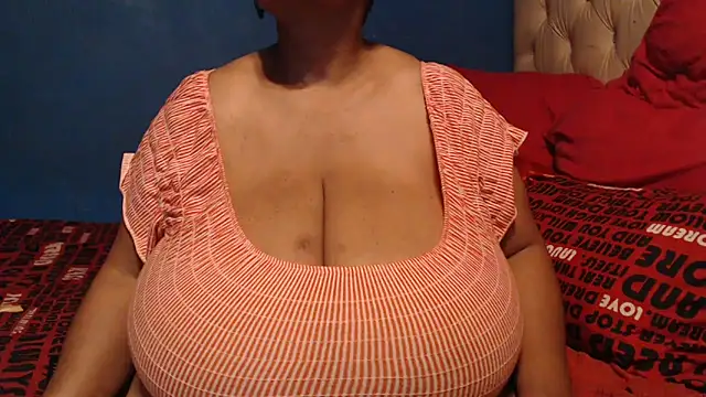 Snapshot of CUTEFIRMMELONSS chatting on October 25, 2025, 8:25 pm CUTEFIRMMELONSS online show from October 25, 2025, 8:25 pm