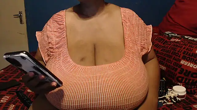 Snapshot of CUTEFIRMMELONSS chatting on October 30, 2025, 9:04 pm CUTEFIRMMELONSS online show from October 30, 2025, 9:04 pm