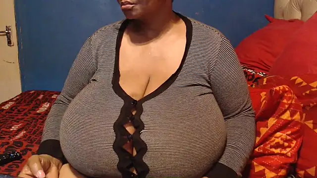 Snapshot of CUTEFIRMMELONSS chatting on November 8, 2025, 7:56 pm CUTEFIRMMELONSS online show from November 8, 2025, 7:56 pm