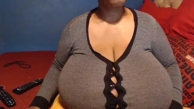 Snapshot of CUTEFIRMMELONSS chatting on December 15, 2025, 6:23 pm CUTEFIRMMELONSS online show from December 15, 2025, 6:23 pm