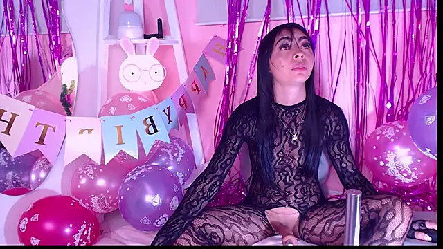 Sweet Susie  online show from November 18, 2025, 8:57 pm