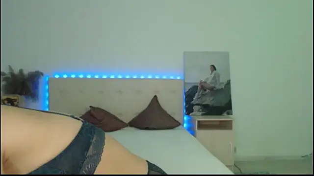 Snapshot of RoxannePure chatting on October 9, 2025, 3:37 am RoxannePure online show from October 9, 2025, 3:37 am
