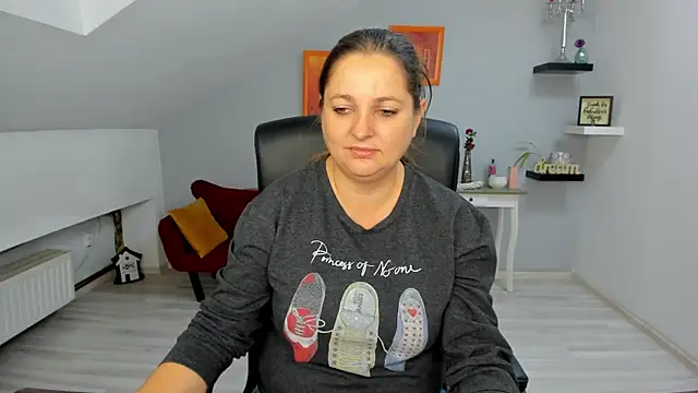 LollaGirl online show from November 7, 2025, 4:23 am