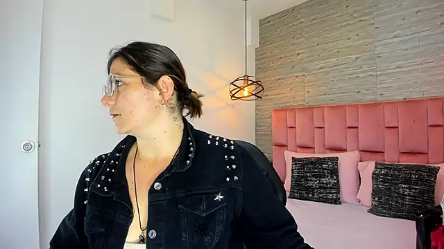 Snapshot of SarahDeyvis chatting on September 8, 2025, 2:27 pm SarahDeyvis online show from September 8, 2025, 2:27 pm