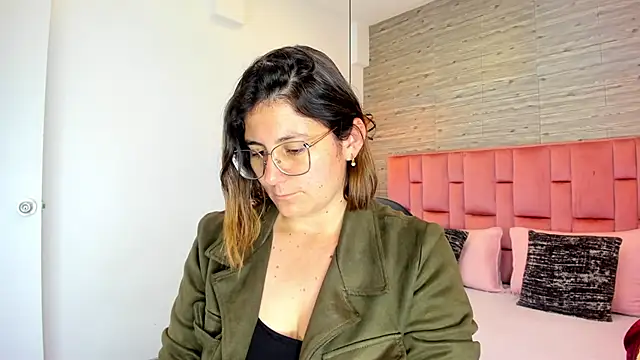 Snapshot of SarahDeyvis chatting on September 9, 2025, 2:38 pm SarahDeyvis online show from September 9, 2025, 2:38 pm