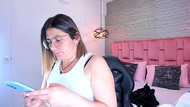 Snapshot of SarahDeyvis chatting on September 13, 2025, 2:17 pm SarahDeyvis online show from September 13, 2025, 2:17 pm