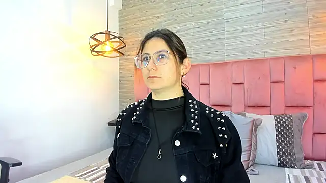 Snapshot of SarahDeyvis chatting on October 8, 2025, 11:30 am SarahDeyvis online show from October 8, 2025, 11:30 am