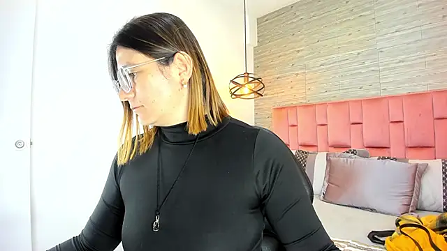 Snapshot of SarahDeyvis chatting on October 17, 2025, 5:15 pm SarahDeyvis online show from October 17, 2025, 5:15 pm