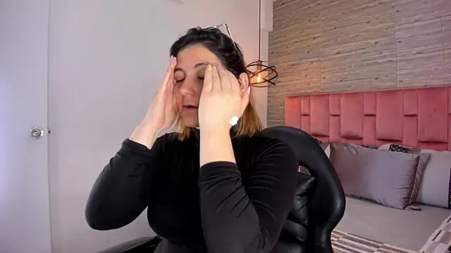 Snapshot of SarahDeyvis chatting on October 18, 2025, 4:41 pm SarahDeyvis online show from October 18, 2025, 4:41 pm