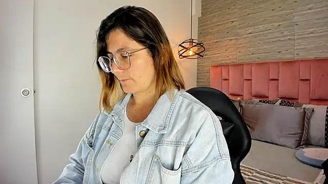 Snapshot of SarahDeyvis chatting on October 24, 2025, 1:40 pm SarahDeyvis online show from October 24, 2025, 1:40 pm