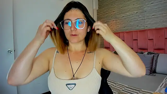 Snapshot of SarahDeyvis chatting on October 28, 2025, 4:20 pm SarahDeyvis online show from October 28, 2025, 4:20 pm