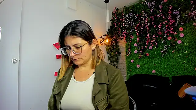 Snapshot of SarahDeyvis chatting on November 3, 2025, 3:57 pm SarahDeyvis online show from November 3, 2025, 3:57 pm