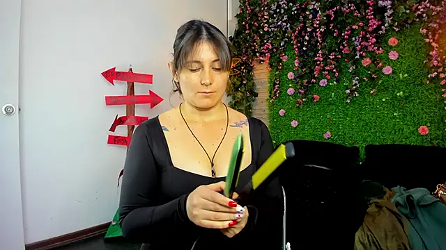 Snapshot of SarahDeyvis chatting on November 4, 2025, 1:32 pm SarahDeyvis online show from November 4, 2025, 1:32 pm