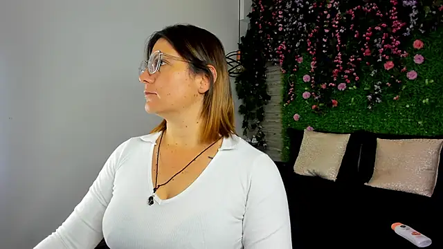 Snapshot of SarahDeyvis chatting on November 7, 2025, 1:00 pm SarahDeyvis online show from November 7, 2025, 1:00 pm