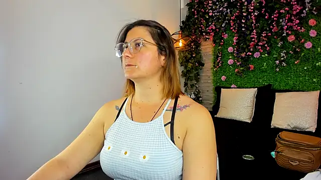 Snapshot of SarahDeyvis chatting on November 8, 2025, 2:39 pm SarahDeyvis online show from November 8, 2025, 2:39 pm