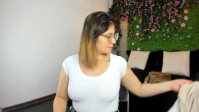 Snapshot of SarahDeyvis chatting on November 11, 2025, 1:00 pm SarahDeyvis online show from November 11, 2025, 1:00 pm