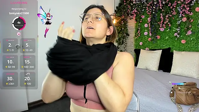 Snapshot of SarahDeyvis chatting on November 18, 2025, 6:01 pm SarahDeyvis online show from November 18, 2025, 6:01 pm