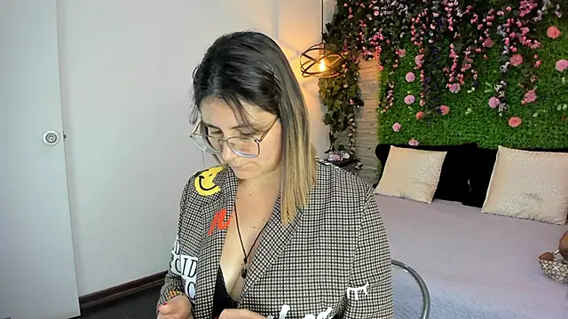 Snapshot of SarahDeyvis chatting on November 21, 2025, 1:10 pm SarahDeyvis online show from November 21, 2025, 1:10 pm