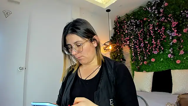 Snapshot of SarahDeyvis chatting on November 25, 2025, 6:30 pm SarahDeyvis online show from November 25, 2025, 6:30 pm