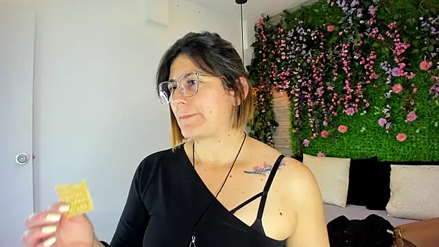 Snapshot of SarahDeyvis chatting on November 28, 2025, 3:25 pm SarahDeyvis online show from November 28, 2025, 3:25 pm