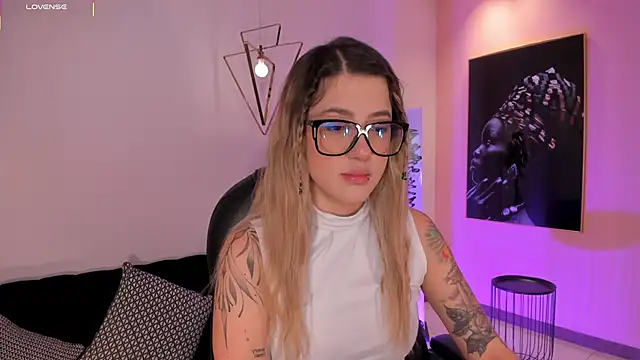 EveBensonX online show from September 18, 2025, 12:18 pm