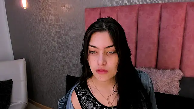 Alexa Thaylor  online show from November 28, 2025, 3:04 pm