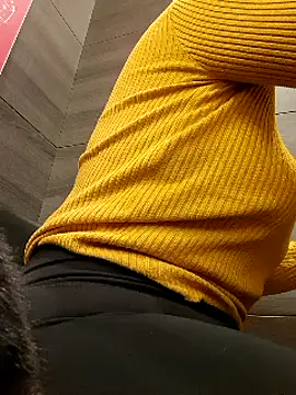 Snapshot of ROXOLANAA_SEXY chatting on March 17, 2025, 11:21 am ROXOLANAA SEXY online show from March 17, 2025, 11:21 am