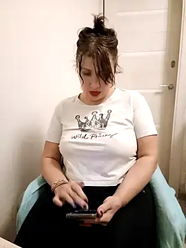 Snapshot of ROXOLANAA_SEXY chatting on October 21, 2025, 10:10 pm ROXOLANAA SEXY online show from October 21, 2025, 10:10 pm