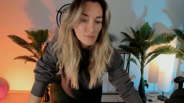Snapshot of RebeccaMartinez chatting on December 13, 2024, 12:28 pm RebeccaMartinez online show from December 13, 2024, 12:28 pm