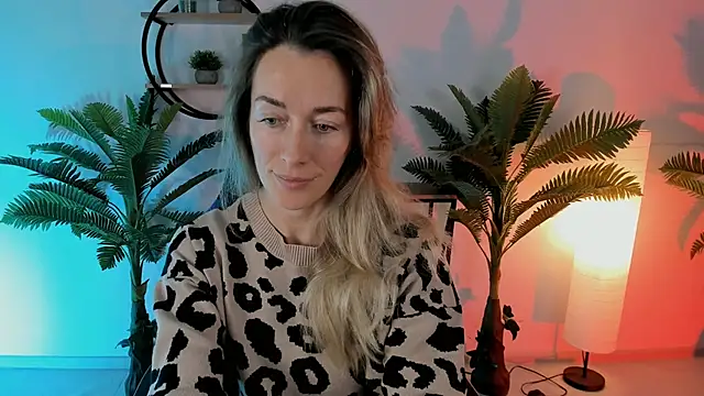 Snapshot of RebeccaMartinez chatting on December 22, 2024, 5:23 am RebeccaMartinez online show from December 22, 2024, 5:23 am