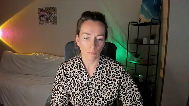 Snapshot of RebeccaMartinez chatting on October 24, 2025, 9:28 am RebeccaMartinez online show from October 24, 2025, 9:28 am