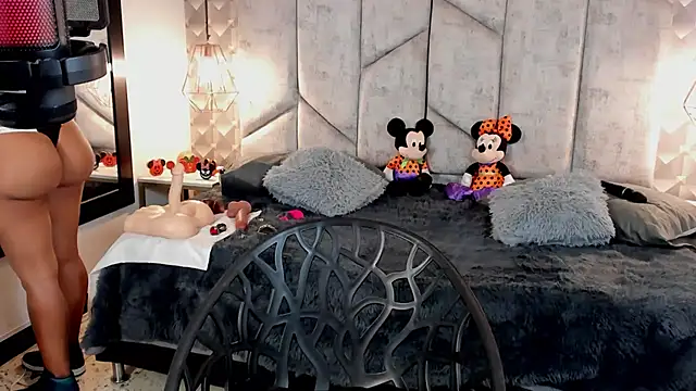 NiicolleMiller online show from October 14, 2025, 12:17 pm