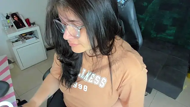 Snapshot of BellaFlaming chatting on January 24, 2025, 11:48 am BellaFlaming online show from January 24, 2025, 11:48 am