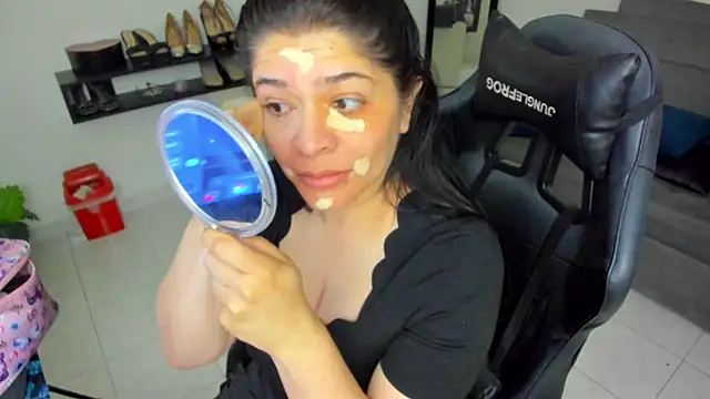 Snapshot of BellaFlaming chatting on November 17, 2025, 12:22 pm BellaFlaming online show from November 17, 2025, 12:22 pm