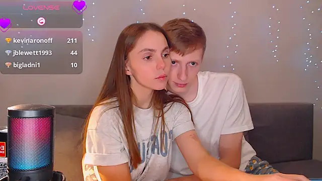 juliaanddima online show from March 3, 2025, 9:37 pm