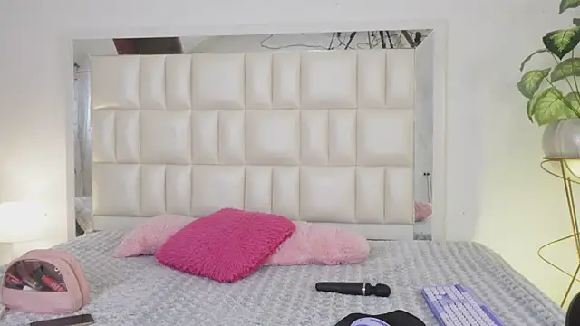 Anais aradia online show from March 15, 2025, 6:14 am