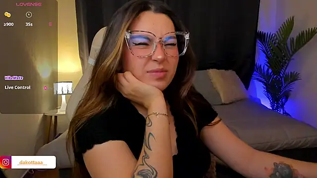 dakottaa  online show from December 3, 2025, 11:36 pm