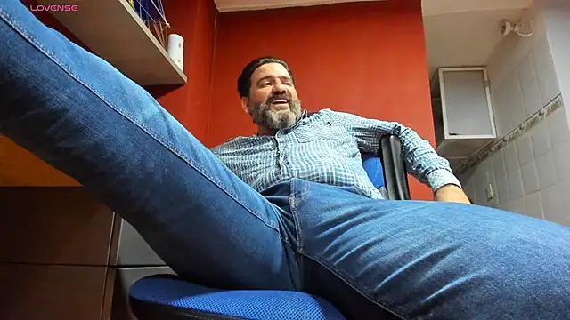 Snapshot of Maxi_TheBigDaddy chatting on February 28, 2025, 9:23 pm Maxi TheBigDaddy online show from February 28, 2025, 9:23 pm